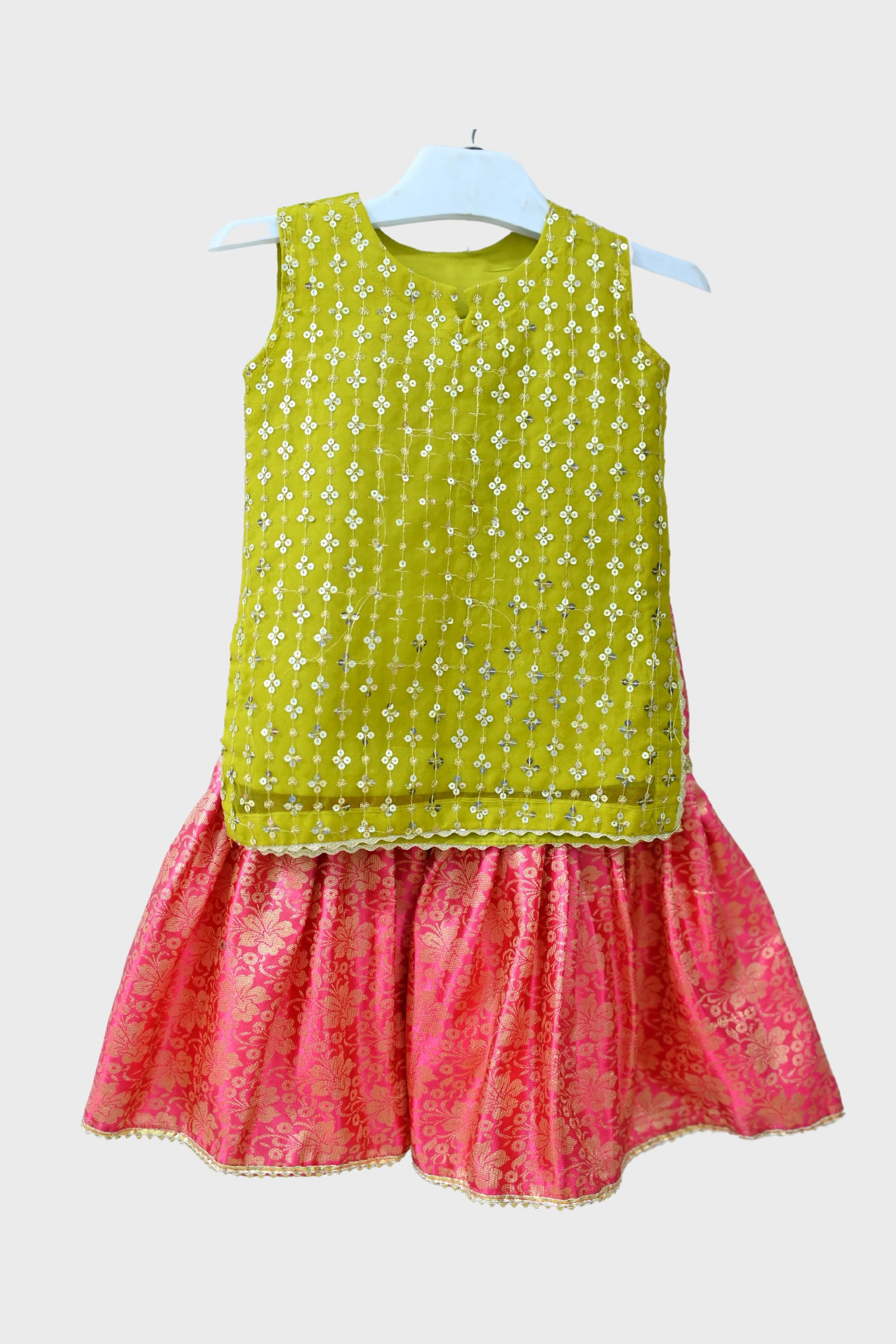 2-piece gharara set, crafted from luxurious Organza and Jamawar